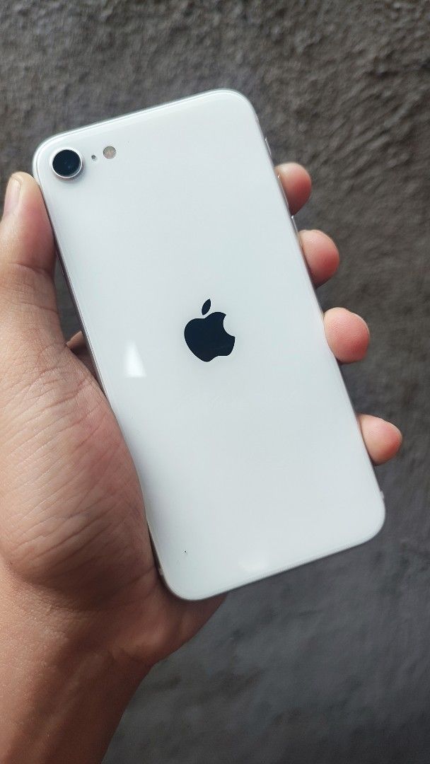 iPhone SE 2 64gb (Category: iPhone SE Series) located in Dumaguete. Submitted by jamesweird (Listing ID 1364687342, Image 2). Description: iPhone SE 2 64gb (2020) iOS 18 (LATEST) Fingerprint ID & True Tone Display works 94% Battery health No sim restrictions No hidden issues Original Box Cord (TYPE-C) ₱4,900 only.