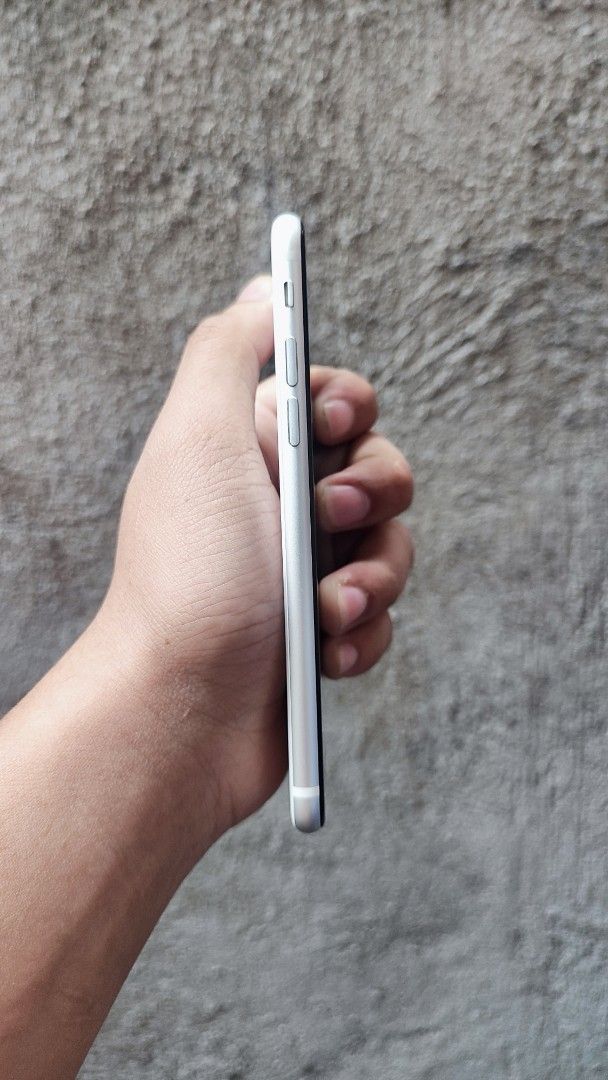 iPhone SE 2 64gb (Category: iPhone SE Series) located in Dumaguete. Submitted by jamesweird (Listing ID 1364687342, Image 3). Description: iPhone SE 2 64gb (2020) iOS 18 (LATEST) Fingerprint ID & True Tone Display works 94% Battery health No sim restrictions No hidden issues Original Box Cord (TYPE-C) ₱4,900 only.