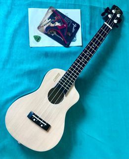Lumanog Ukulele with bag & Capo
