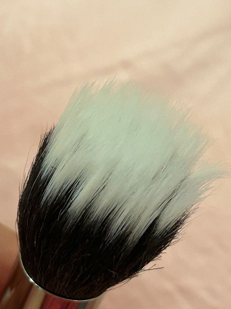 Mac make up brush 187 (Category: Makeup) located in Las Pinas. Submitted by emwcuabc (Listing ID 1364706242, Image 3). Description: Rarely used.. kaya benta ko nlng... parang bago tlga.. swerte makabili nito.. maganda tlga tong brush natoh sa mukha. What u see is what you get. The M∙A∙C 187 Brush is a full circular, large stipple brush that lightly applies and blends face powders, liquids and creams. This duo-fibre brush has ultra-wispy ends with