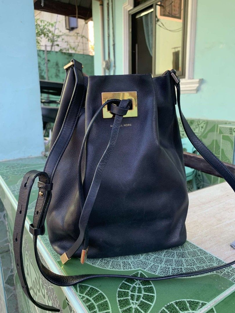 Michael Kors Miranda Medium Bucket Bag (Category: Shoulder Bags) located in Santa Barbara. Submitted by makeitcount45 (Listing ID 1364660516, Image 2). Description: 👜OG 👜 Michael Kors 👜 Bucket Bag 👜 Lightly Use.