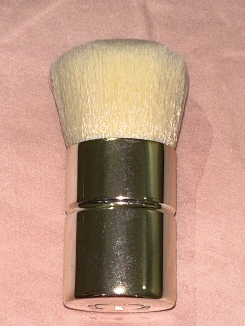 New Dior kabuki foundation brush make up (Category: Makeup) located in Las Pinas. Submitted by emwcuabc (Listing ID 1364708673, Image 2). Description: Recently repurchased its foundation... Ndi ko naman kelangan tong brush na toh... mas maganda tong brush na toh kesa mac and mga k beauty etc... ibang level tlaga feel ng brush na toh!!!!! Mas maganda din toh kesa chanel brush!!!! Imo... .