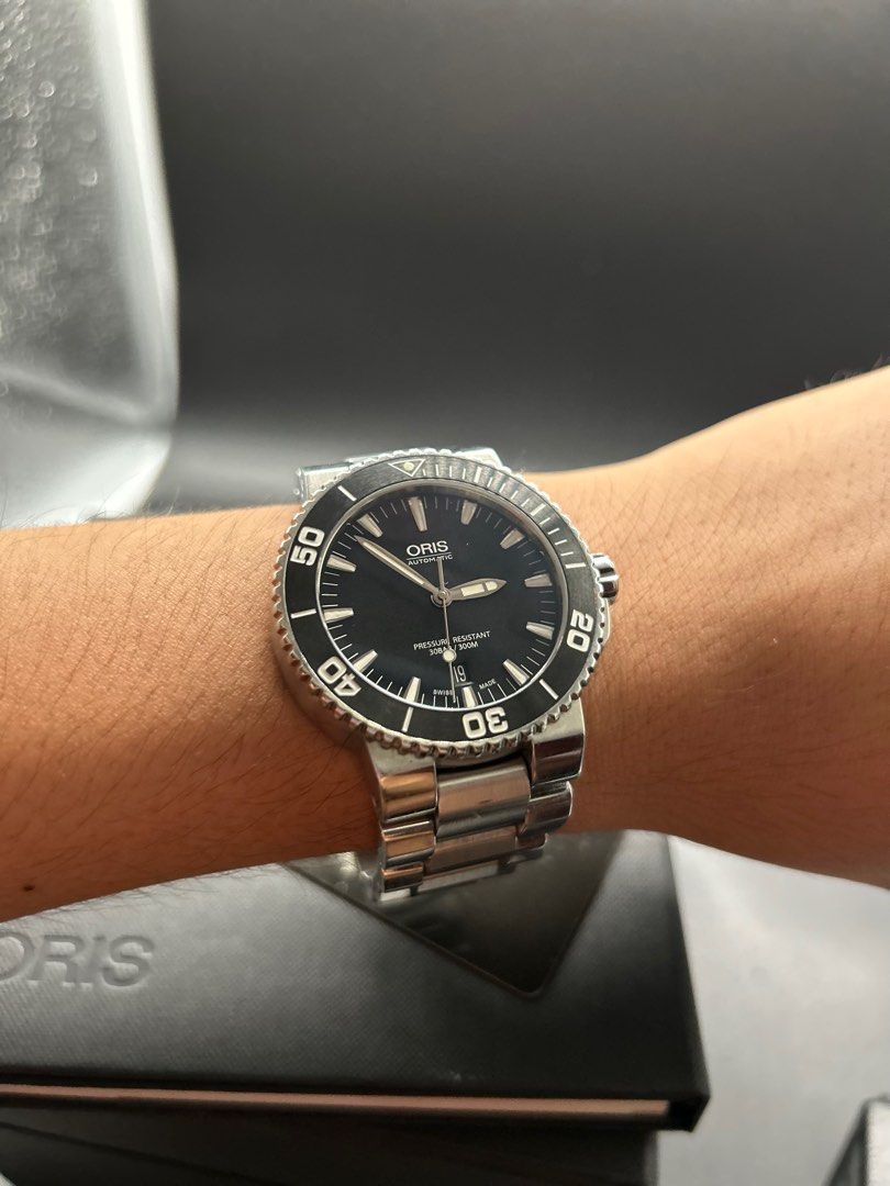 Oris Aquis Date Black (Category: Luxury Watches) located in Manila. Submitted by dailytwelve (Listing ID 1364724170, Image 2). Description: Oris Aquis Date Black Ref. No. 01 733 7653 4254-07 8 26 01PEB Complete set: Double box, Guarantee card, Manual, links Open for swap/trade.