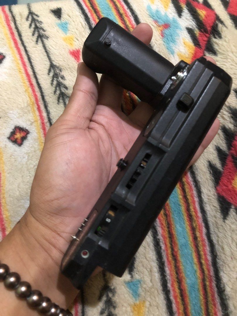 Pentax winder MX defective (Category: Other Photography Accessories) located in Quezon City. Submitted by markgolveo (Listing ID 1364604748, Image 3). Description: Pentax winder MX defective Missing battery cover.