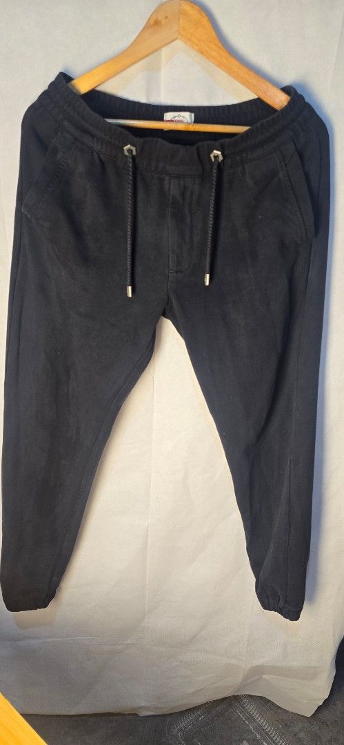 PRADA Sweat/Jogging pants (Category: Joggers) located in Pasig City. Submitted by dertah (Listing ID 1364697385, Image 1). Description: In Pristine Condition . Money Back If proven fake. kakaopen lang nf luxary box. size 33 black 4 pockets.