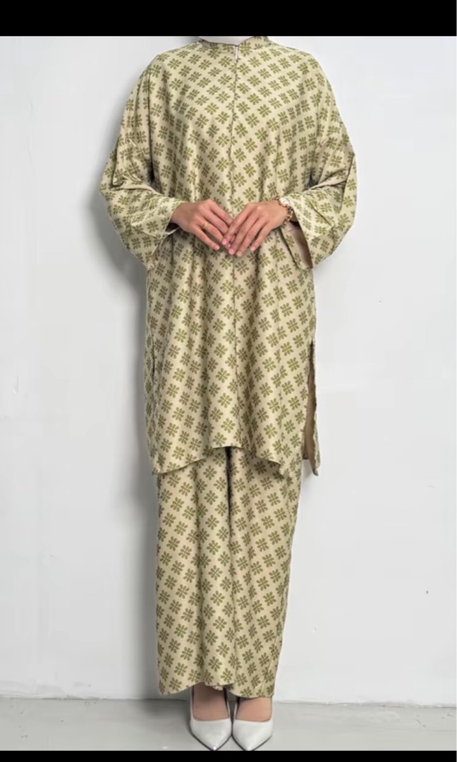 Premium iron-less batik kurung, Women's Fashion, Muslimah Fashion, Baju ...