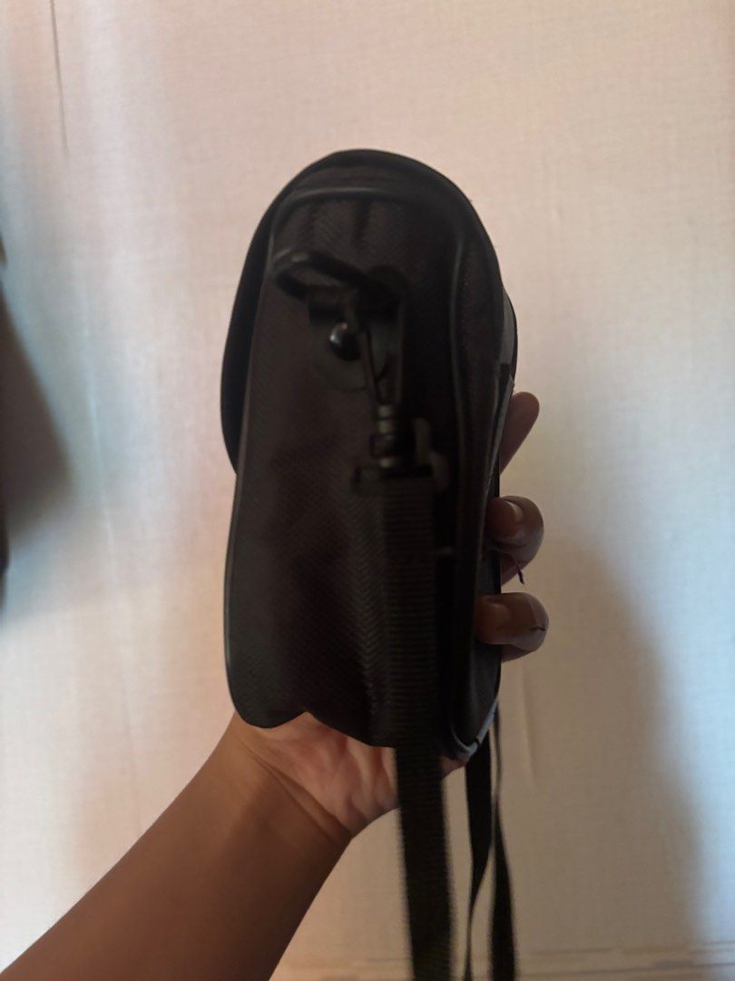 Sony camera case (Category: Camera Bags & Carriers) located in Balayan. Submitted by Minutetowinit (Listing ID 1364607123, Image 2). Description: not using it anymore.