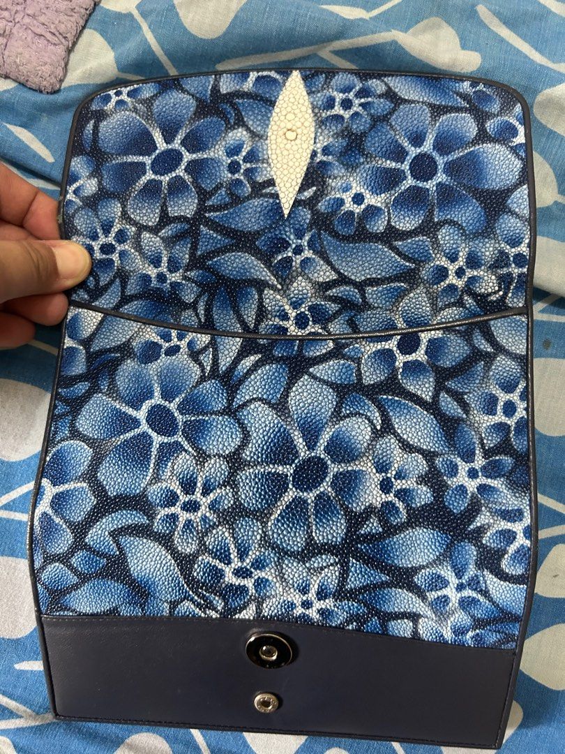 Stingray (Category: Luxury Bags & Wallets) located in Rizal. Submitted by declutter101s (Listing ID 1364652585, Image 3). Description: Looks new .