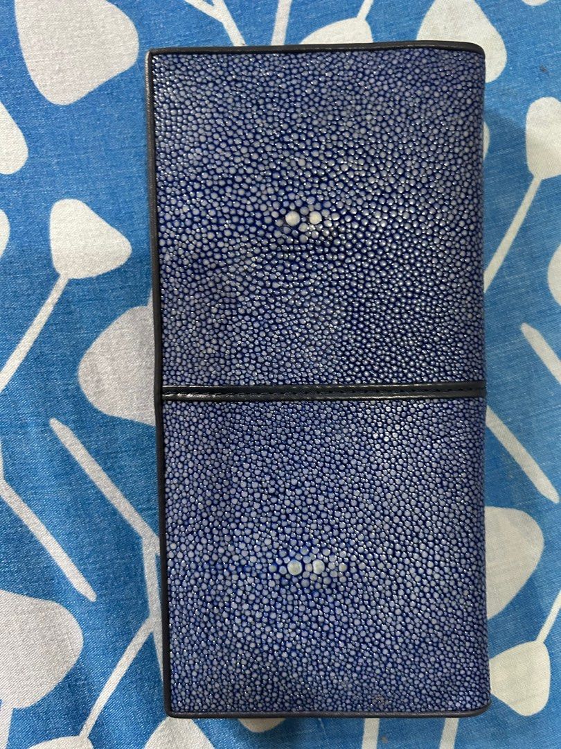 Stingray (Category: Wallets & Card holders) located in Rizal. Submitted by declutter101s (Listing ID 1364654194, Image 3). Description: Good as new Guaranteed .