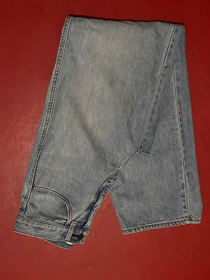 Uniqlo Light Washed Jeans (Category: Jeans) located in Cavite. Submitted by stuffby_c (Listing ID 1364757316, Image 2). Description: Padala from Canada too long for me used twice times best fit up to 26 High waisted/ best with crop top last photo may parang white something.