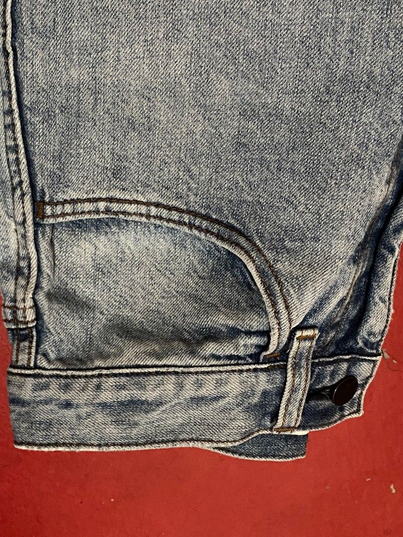 Uniqlo Light Washed Jeans (Category: Jeans) located in Cavite. Submitted by stuffby_c (Listing ID 1364757316, Image 3). Description: Padala from Canada too long for me used twice times best fit up to 26 High waisted/ best with crop top last photo may parang white something.