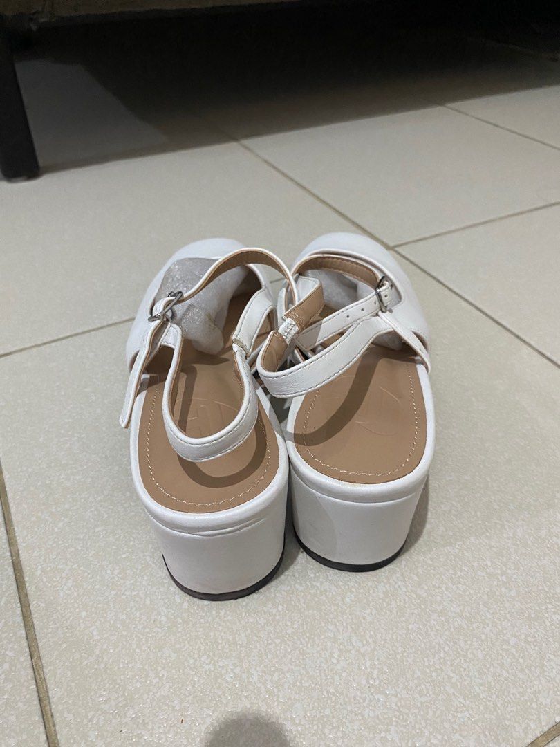 White Square Toe Sling Back Heels (Category: Heels) located in Manila. Submitted by choshideclutter (Listing ID 1364724809, Image 3). Description: Condition: Like new! Used once for an event Brand: SHEIN Size on tag: EUR39 MOP: GCASH ONLY MOD: Lalamove, Grab Other notes: Original price is 979 pesos | Heel is 2 inches Feel free to send me a message if you have any questions or concerns! Thank you so much 💌 .