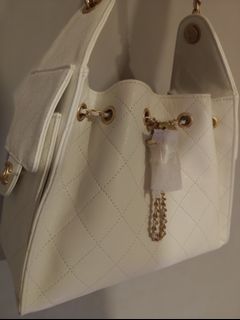 (Category: ) located in . Submitted by styleluxeinc (Listing ID 1364759001, Image 1). Description: .