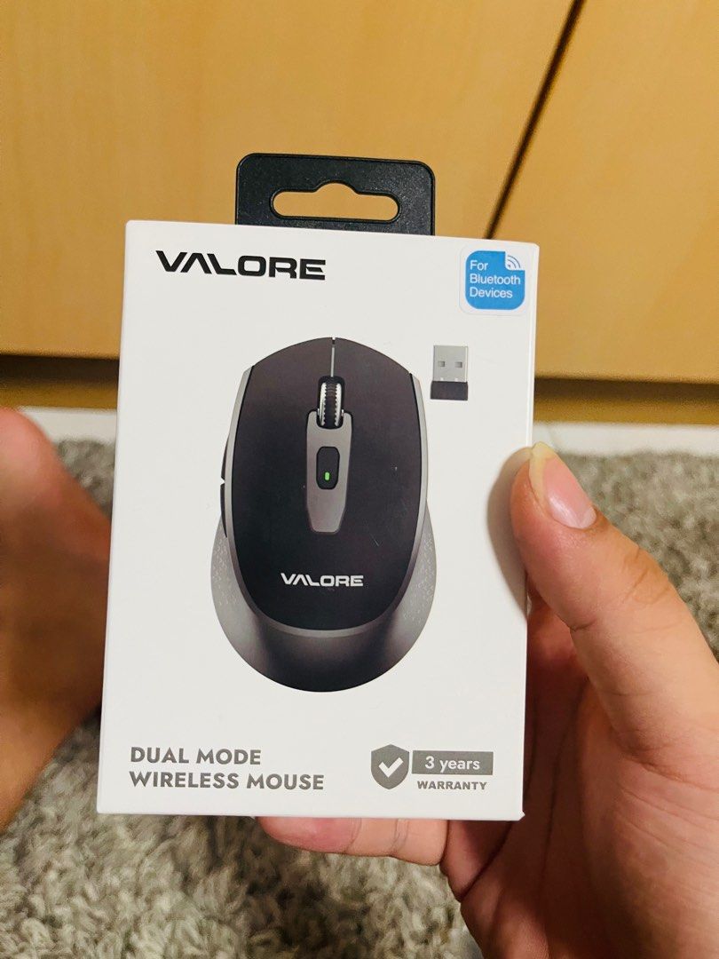 Wireless Mouse (Category: Mouse & Mousepads) located in Singapore. Submitted by hlaing23 (Listing ID 1364745425, Image 1). Description: Valore. Bought it from challengers. Brand new . .