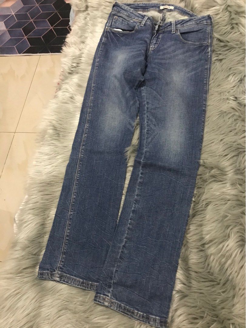 Original Wrangler denim pants (Category: Jeans) located in Taguig. Submitted by decluttering_my_stuff (Listing ID 1364739153, Image 3). Description: -Pre-loved Original denim moon sculpt Wrangler pants, department store-bought -Color: denim blue with some fade, Size 30 -Brand new at their flagship store is at P1,899.75 RFS: decluttering, will not use anymore Payment via BPI bank transfer or Gcash.