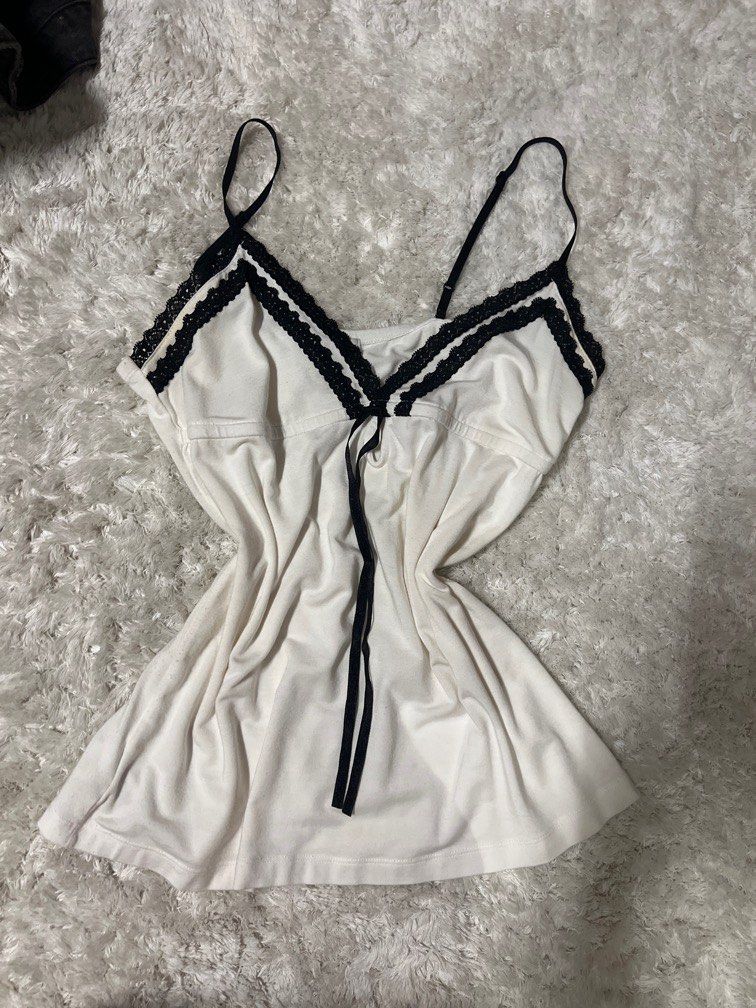 y2k tops (Category: Sleeveless) located in Singapore. Submitted by vic889 (Listing ID 1364649708, Image 2). Description: .