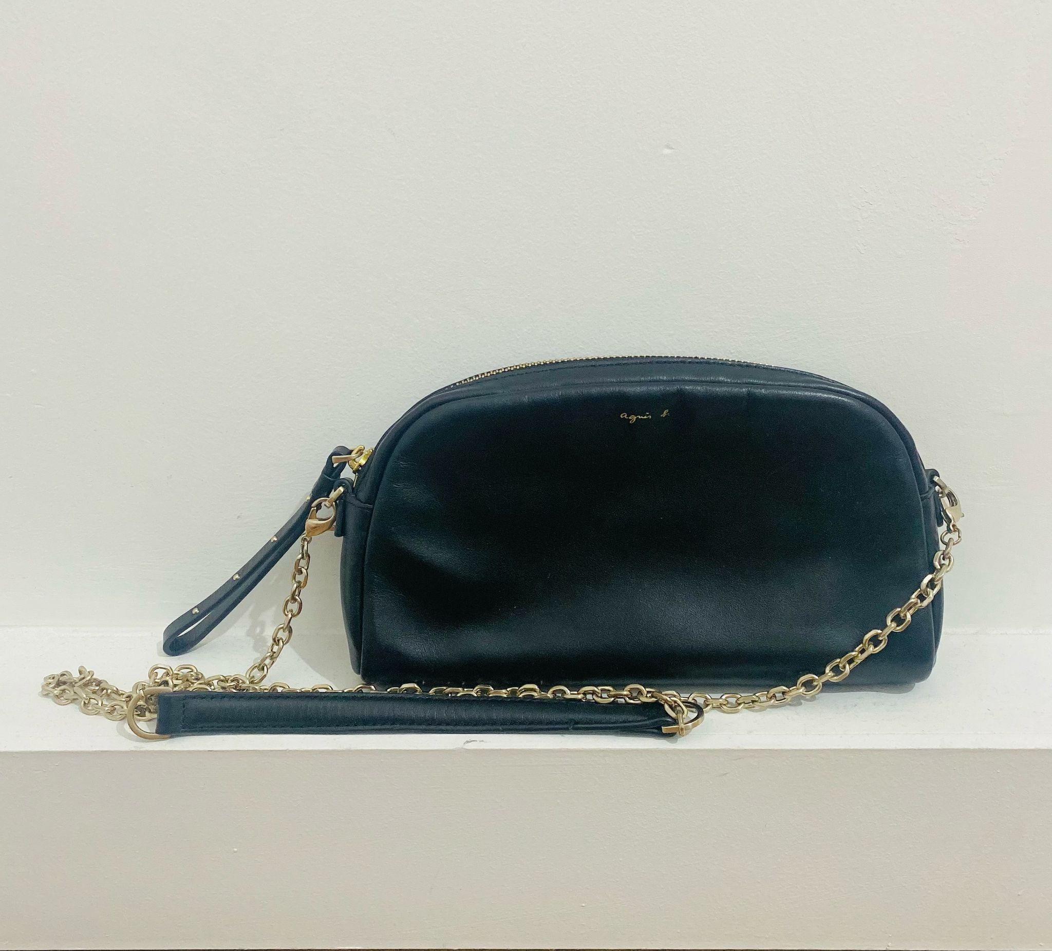 Agnes B black leather shoulder bag with chain strap (Category: Bags & Wallets) located in Singapore. Submitted by natariii (Listing ID 1364843148, Image 1). Description: Original. Purchased from Zalora so can show proof of purchase Price nego 9 x 4.5 x 2 inches (approx) PM for actual images Pick up at Bishan/City Hall area See details of product here: https://www.agnesb.com/en-ca/bags/bags-for-women/shoulder-and-crossbody-bags/black-leather-shoul
