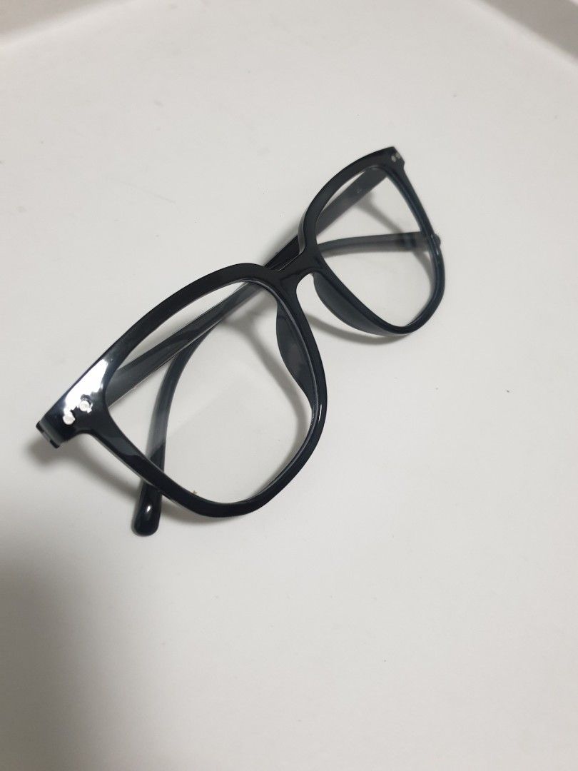 Anti-Radiation Blue Light Eyeglasses Black (Category: Sunglasses & Eyewear) located in Manila. Submitted by reszchebij00288 (Listing ID 1364887371, Image 3). Description: Anti-Radiation Blue Light Eyeglasses Black Brand new Poblacion, Makati P300 + sf.