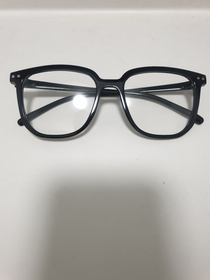 Anti-Radiation Blue Light Eyeglasses Black (Category: Sunglasses & Eyewear) located in Manila. Submitted by reszchebij00288 (Listing ID 1364887371, Image 1). Description: Anti-Radiation Blue Light Eyeglasses Black Brand new Poblacion, Makati P300 + sf.