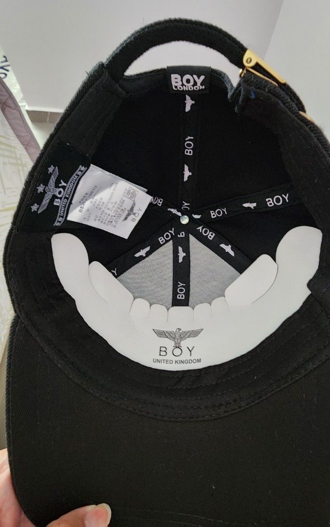 Cap (Category: Caps & Hats) located in Singapore. Submitted by wintercheo (Listing ID 1364777634, Image 3). Description: Just removed packaging.