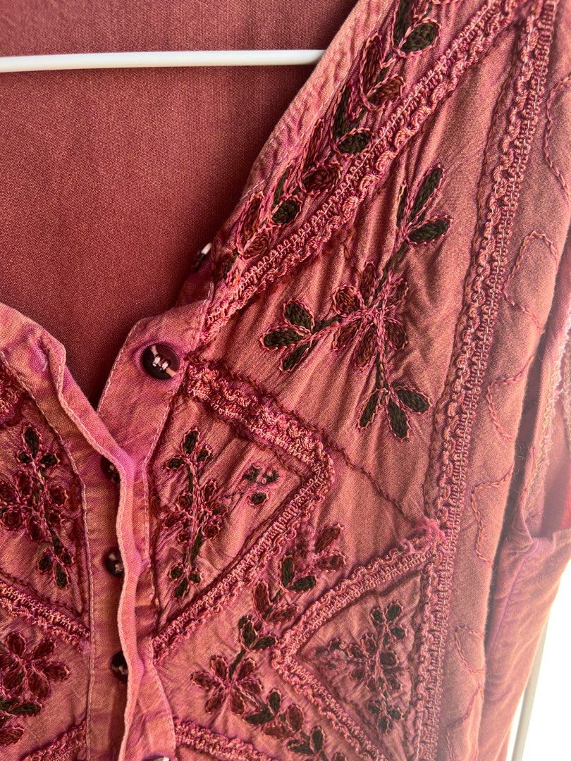Rare Rust Orange Vintage Embroidered Sleeveless (Category: Sleeveless) located in Muntinlupa City. Submitted by plshelpmedeclutter4 (Listing ID 1364808567, Image 2). Description: Best for xs-s Unbranded.