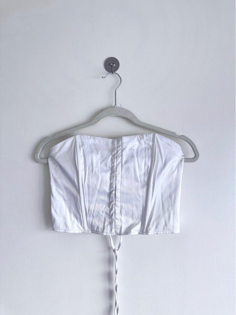 Glassons White Corset Top (Category: Others Tops) located in Manila. Submitted by userloved (Listing ID 1364855083, Image 1). Description: glassons white corset top — item comes with a freebie of sample size tom ford, jo malone, or scent smith perfume. 🪡 wasn't able to measure :'( 🪡 best fits large 🪡 boned and adjustable orig price: n/a, bought from thrift shop ❕ notes: ⋆ what you see is what you get ⋆ will be washed before being sent to you ⋆