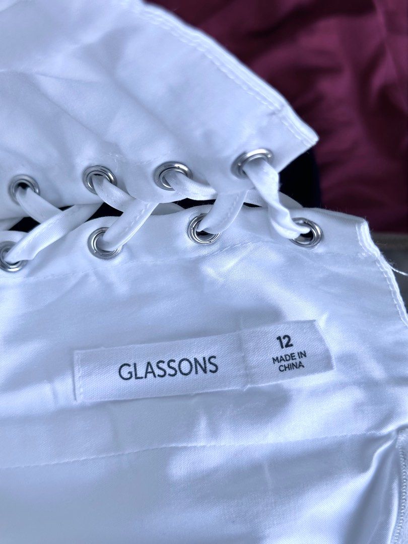 Glassons White Corset Top (Category: Others Tops) located in Manila. Submitted by userloved (Listing ID 1364855083, Image 2). Description: glassons white corset top — item comes with a freebie of sample size tom ford, jo malone, or scent smith perfume. 🪡 wasn't able to measure :'( 🪡 best fits large 🪡 boned and adjustable orig price: n/a, bought from thrift shop ❕ notes: ⋆ what you see is what you get ⋆ will be washed before being sent to you ⋆