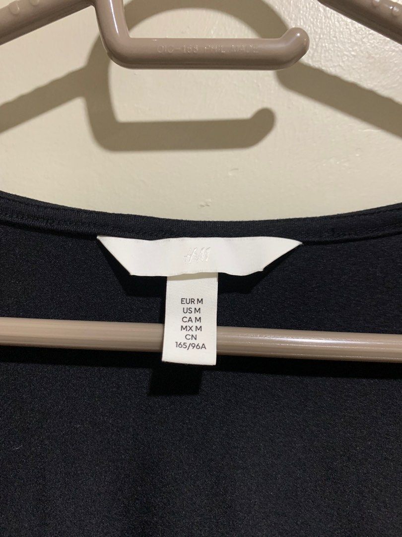 H&M Black Longsleeve Jersey Top (Category: Longsleeves) located in Iloilo. Submitted by lex.declutters (Listing ID 1364866499, Image 3). Description: very flattering and comfortable fabric. fabric is stretchy and hugs the body well 👚 medium on tag but can fit my L-XL frame (slim fit) RFS: not really my style, decluttering .