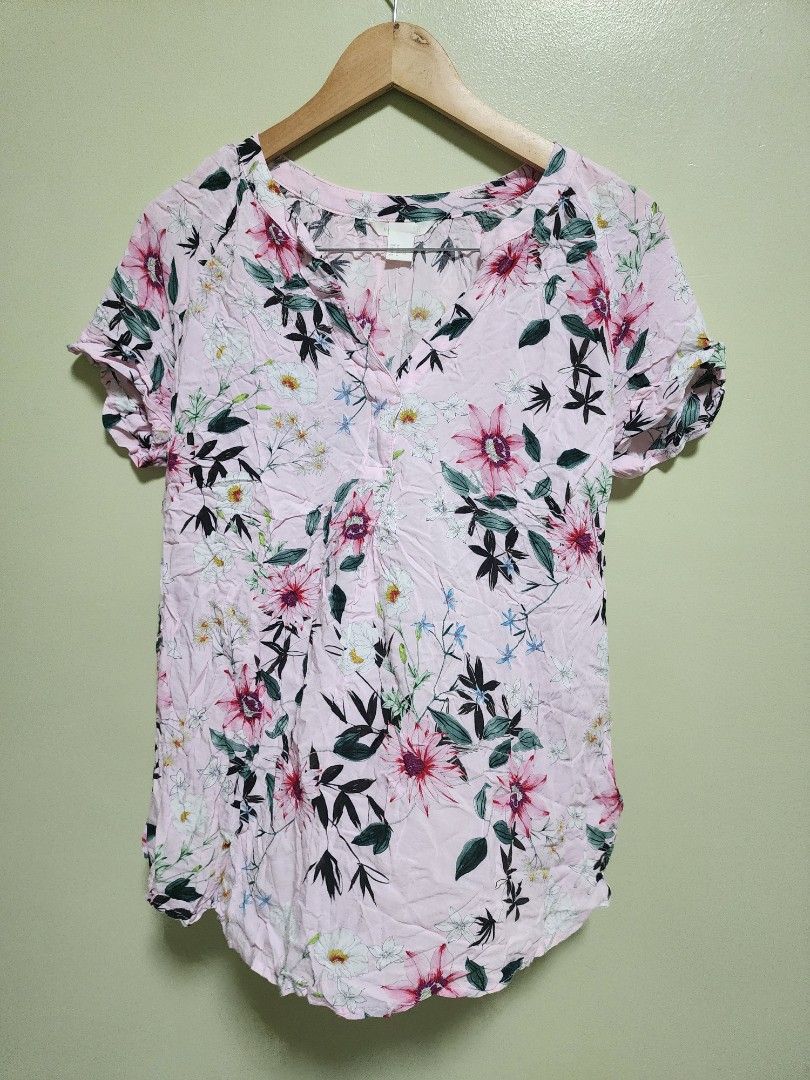 H&M MAMA Floral top blouse (Category: Blouses) located in Cabanatuan. Submitted by vclarem (Listing ID 1364884457, Image 1). Description: H&M MAMA Floral top blouse Lightly used in very good condition Medium on tag Has garter at the back for a slimmer and more flattering fit Very lightweight and comfortable to wear especially during summer RFS: decluttering Measurements when laid flat (in inches) Width (armpit to armpit) 21 Length 28 MOP: BPI, Gc
