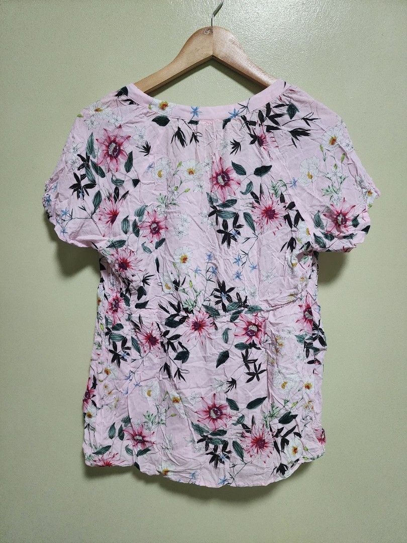 H&M MAMA Floral top blouse (Category: Blouses) located in Cabanatuan. Submitted by vclarem (Listing ID 1364884457, Image 2). Description: H&M MAMA Floral top blouse Lightly used in very good condition Medium on tag Has garter at the back for a slimmer and more flattering fit Very lightweight and comfortable to wear especially during summer RFS: decluttering Measurements when laid flat (in inches) Width (armpit to armpit) 21 Length 28 MOP: BPI, Gc