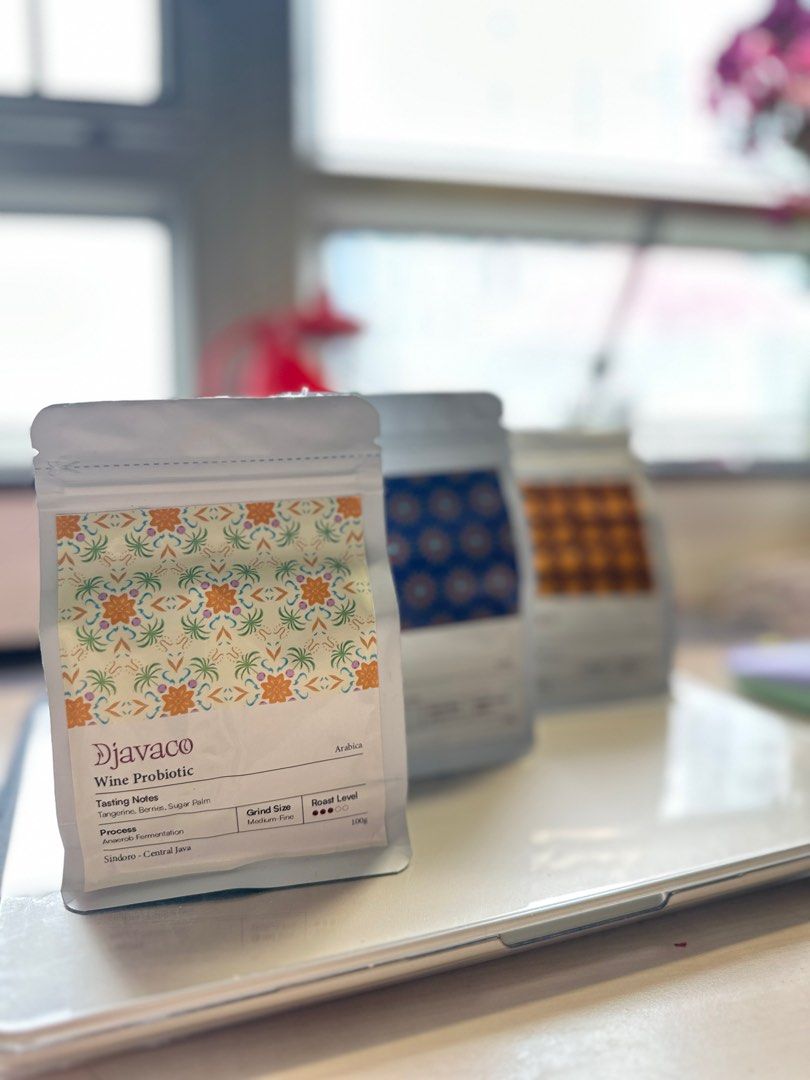 Java Arabica Coffee （分類：飲料）位於 Hong Kong。 由 hiyahh_hiya22 提交（商品編號 1364797068，圖片 2）。簡介： 100 gram 100% Original from Java Wine Probiotics: This coffee flavor is developed through a natural fermentation process using anaerobic conditions (air-tight fermentation). To control the growth of microorganisms, beneficial probiotics are added, which minimizes the presence of harmful pathogens. This method enhances the coffee’s complexity, resulting in pronou