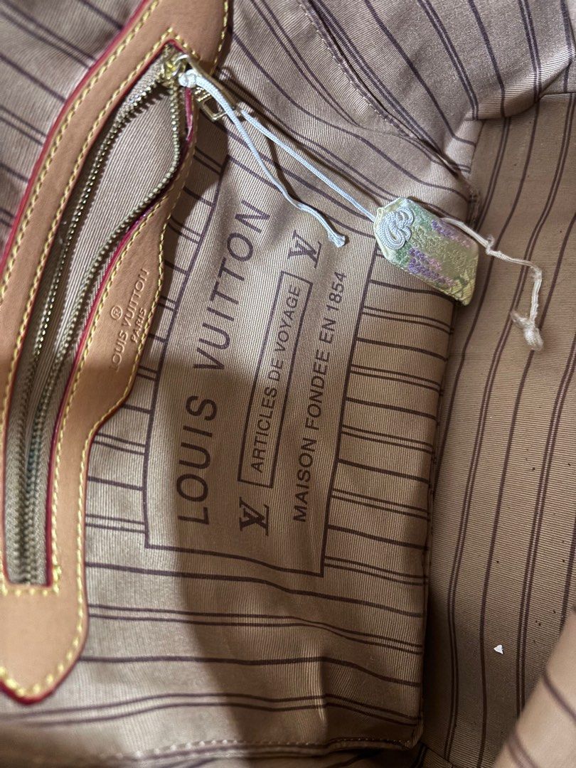 LV Neverfull Tote Bag (Category: Luxury Bags & Wallets) located in Muntinlupa City. Submitted by ashley.18 (Listing ID 1364894471, Image 3). Description: Sources from Japan.