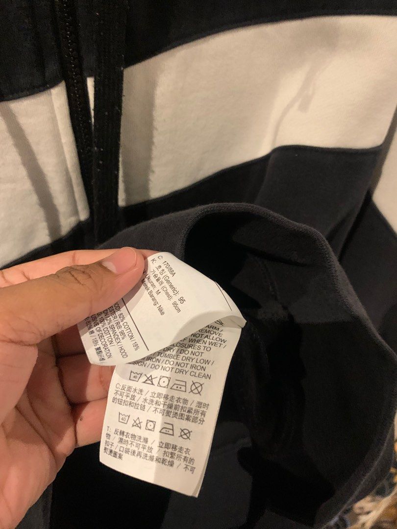 Nike Big swoosh Logo (Category: Hoodies) located in Tarlac. Submitted by ser_box (Listing ID 1364933095, Image 3). Description: AUTHENTIC EXCELLENT CONDITION 9/10 COLOR RATE Actual size Width 22 Length 27 1500+ SF PM SURE TAKERS LOC: Tarlac city / SHIP VIA J&T.