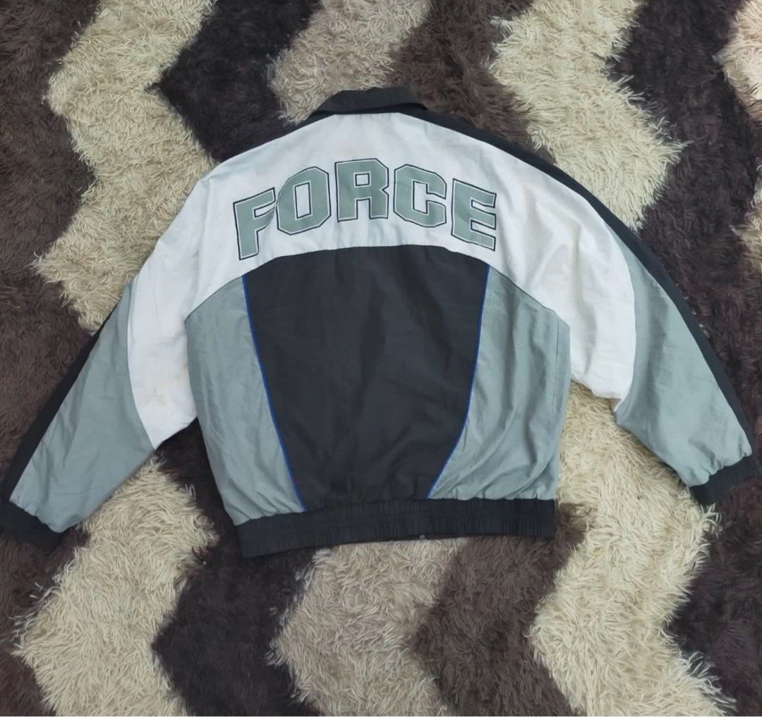 NIKE Vintage Windbreaker (Category: Activewear) located in Manila. Submitted by shaee__ (Listing ID 1364813826, Image 2). Description: fits s-m FIRM PRICE.