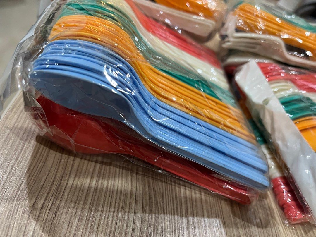 Plastic Fork & Spoon (Category: Dinnerware & Cutlery) located in Petaling Jaya. Submitted by catll (Listing ID 1364831703, Image 2). Description: Spoon - 100pcs Fork - 100pcs Take all for RM10 COD USJ4.