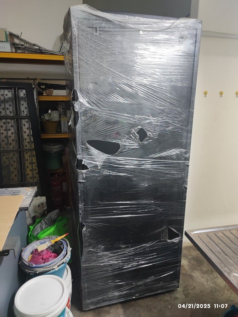 SERVER RACK (Category: Office & Business Technology) located in Puchong. Submitted by leon0912ta80644 (Listing ID 1364781133, Image 2). Description: used server rack 3 units one 2 meter high and two 2.4 meter available to sell because no longer need it. For any details feel free to pm. Area Bandar Puteri.