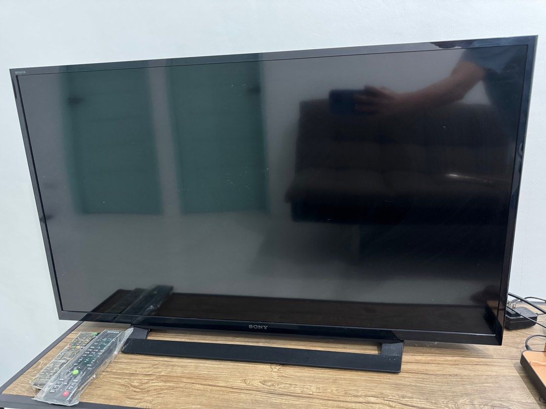 Sony LED TV (Category: TV) located in Manila. Submitted by cpc417238 (Listing ID 1364785093, Image 1). Description: Sony LED TV 40 inches. Slightly used. Php 7,000.00 Paranaque city area. Call/text 09178958953..