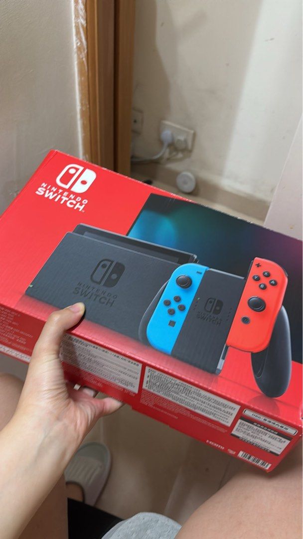 Switch （分類：Nintendo 任天堂）位於 Hong Kong。 由 halloworld.com 提交（商品編號 1364807622，圖片 3）。簡介： 9成新 買完冇點玩過 想升級做switch2 價錢可議。