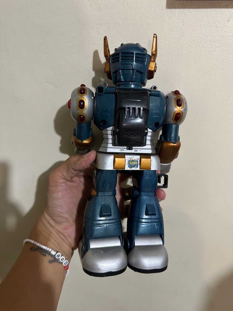 Thunder Warrior Lights Sounds Spinning Walking 10” Robot Hap-P-Kid 1997 (Category: Interactive Toys) located in Rodriguez. Submitted by pwestoonlinestore (Listing ID 1364882819, Image 2). Description: For Sale 800 pesos Issue: May mahinang tunog lang kapag nilagyan ng battery. Hindi na umiikot at umiilaw. Kayo nalang ang magrestore Walang ibang kasama Thunder Warrior Lights Sounds Spinning Walking 10” Robot Hap-P-Kid 1997.