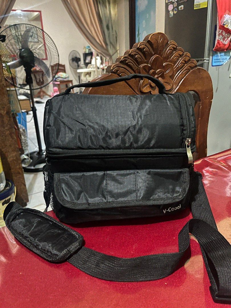 Vcool insulated cooler bag (Category: Breastfeeding & Bottle Feeding) located in Bulacan. Submitted by unkn0wned1 (Listing ID 1364841144, Image 3). Description: coldness up to 18hrs with ice brick -lightly used - with icebricks included.