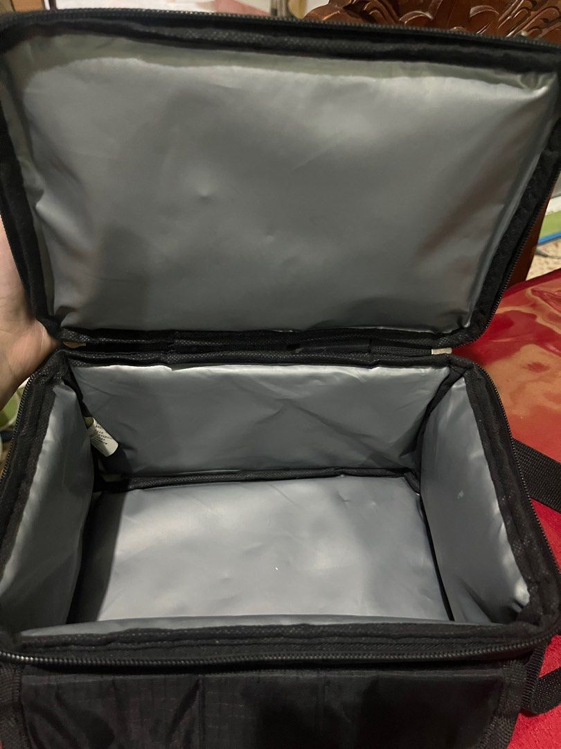 Vcool insulated cooler bag (Category: Breastfeeding & Bottle Feeding) located in Bulacan. Submitted by unkn0wned1 (Listing ID 1364841144, Image 2). Description: coldness up to 18hrs with ice brick -lightly used - with icebricks included.