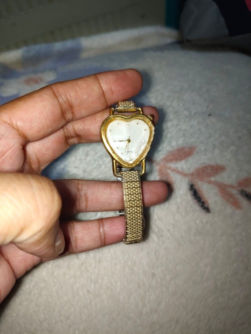 Vintage watch (Category: Women's Watches) located in Caloocan City. Submitted by batchara (Listing ID 1364876670, Image 1). Description: vintage watch working!! 1000only slightly negotiable! mop GCASH SF IS SHOULDER OF BUYER!🙂.