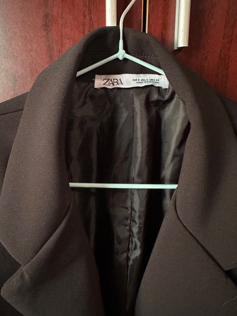 Zara oversized black blazer (Category: Coats, Jackets and Outerwear) located in Pasig City. Submitted by roandeclutter (Listing ID 1364944039, Image 3). Description: Black Oversized Blazer | Zara Worn once for only 1–2 hours. In excellent condition. Oversized fit, classic black—easy to dress up or down. Letting it go because I haven’t reached for it since. Best fits small to medium.