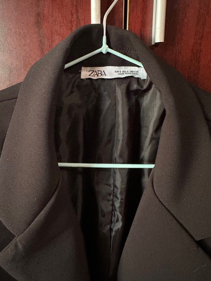 Zara oversized black blazer (Category: Coats, Jackets and Outerwear) located in Pasig City. Submitted by roandeclutter (Listing ID 1364944039, Image 2). Description: Black Oversized Blazer | Zara Worn once for only 1–2 hours. In excellent condition. Oversized fit, classic black—easy to dress up or down. Letting it go because I haven’t reached for it since. Best fits small to medium.