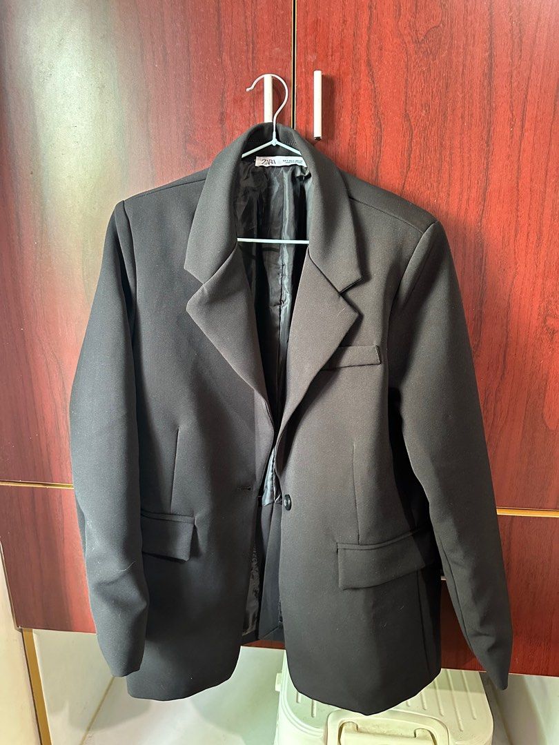 Zara oversized black blazer (Category: Coats, Jackets and Outerwear) located in Pasig City. Submitted by roandeclutter (Listing ID 1364944039, Image 1). Description: Black Oversized Blazer | Zara Worn once for only 1–2 hours. In excellent condition. Oversized fit, classic black—easy to dress up or down. Letting it go because I haven’t reached for it since. Best fits small to medium.