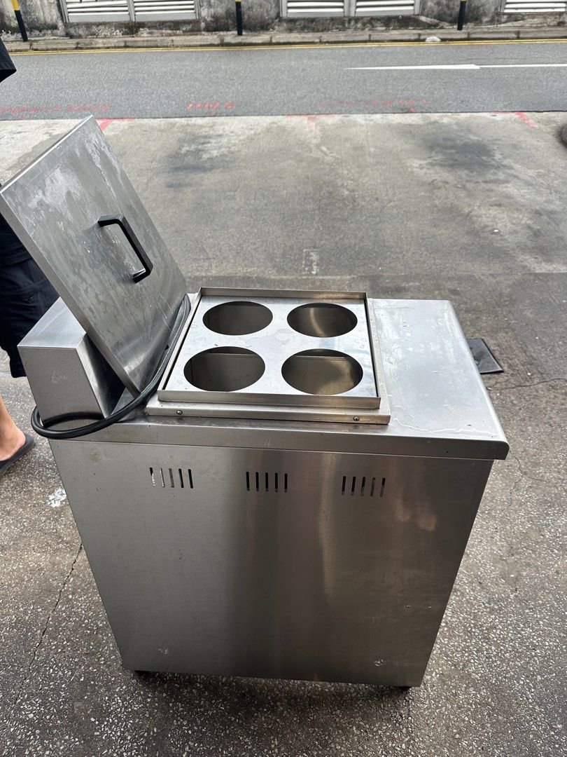 4口煮面炉（用电5KW），全新没用过。 (Category: Announcements) located in Singapore. Submitted by dai207738649254 (Listing ID 1365025299, Image 2). Description: 4口煮面炉裕朗东自取.