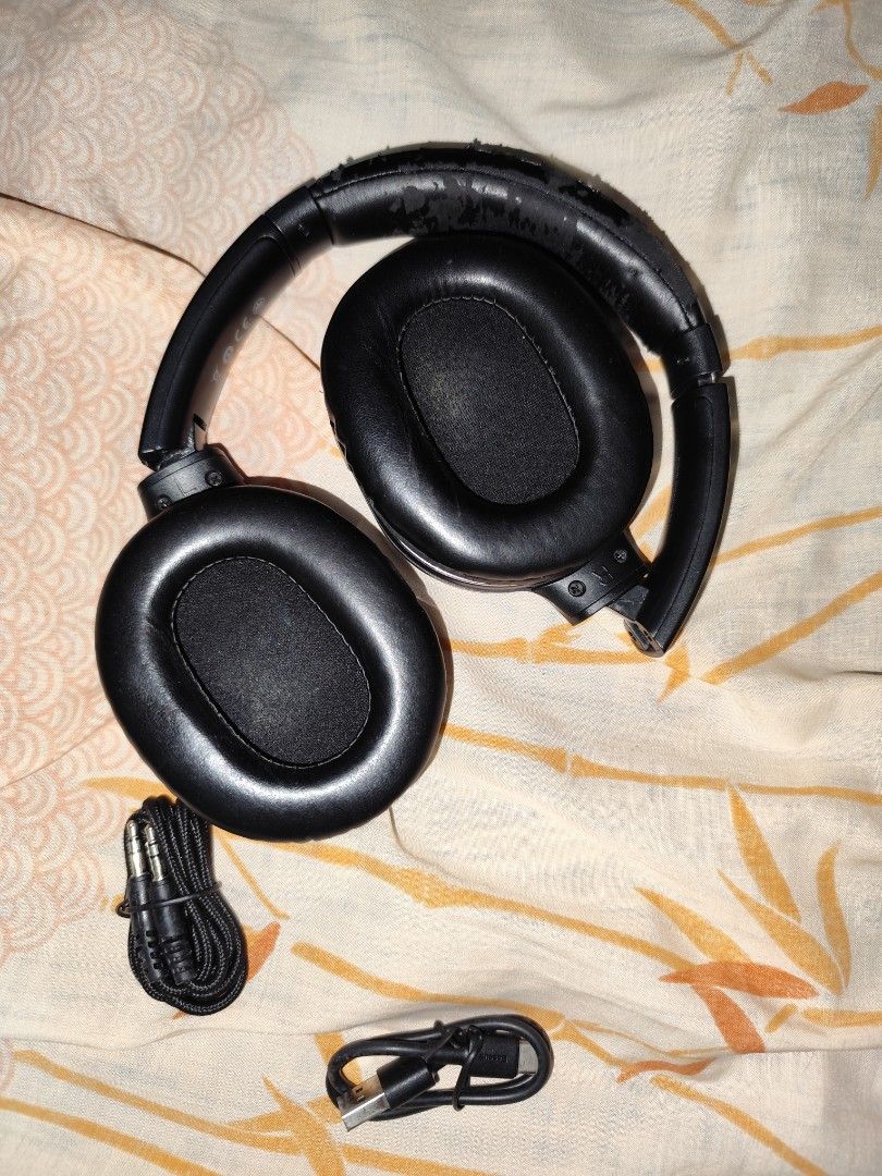 BASEUS D02 Pro Bluetooth Headphones (Category: Headphones & Headsets) located in Valenzuela. Submitted by imyel18 (Listing ID 1365121368, Image 2). Description: - with a jack and charging cable. battery life is A++, issue is Left ear pc is not foldable anymore since nabali po pero nadikit nmn and working very well pa din and then ung sa padding or cover sa ear pc and headband is nagbabalat na as seen sa photo other than that wala na prob. over a 
