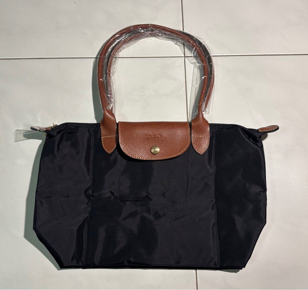 Black Longchamp bag (M) (Category: Bags & Wallets) located in Singapore. Submitted by agnesdenise (Listing ID 1364696765, Image 1). Description: 🌸Authentic \ new piece 🌸black longchamp bag 🌸Size -M 🌸Dm- matchaaddictt on Carousell if interested ( helping her shoutout 💕) 🌸Delivery-$2.50 🌸( no meetups!) .