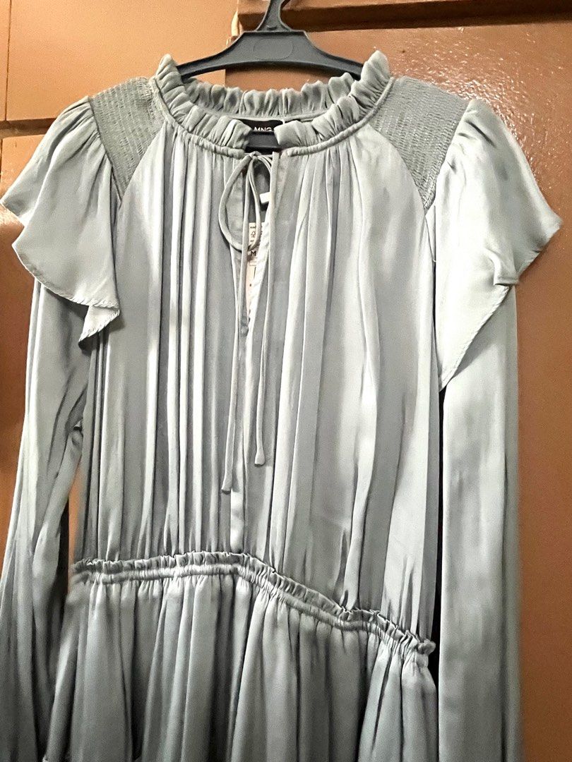 Brandnew Green Silk Mango dress (Category: Dresses) located in Quezon City. Submitted by icaboo (Listing ID 1365045992, Image 2). Description: Brandnew Green Silk Mango dress With tag, bought for 3,200 Size: medium (fits medium to large, a bit stretchable) RFS: got another dress Shipping c/o buyer.