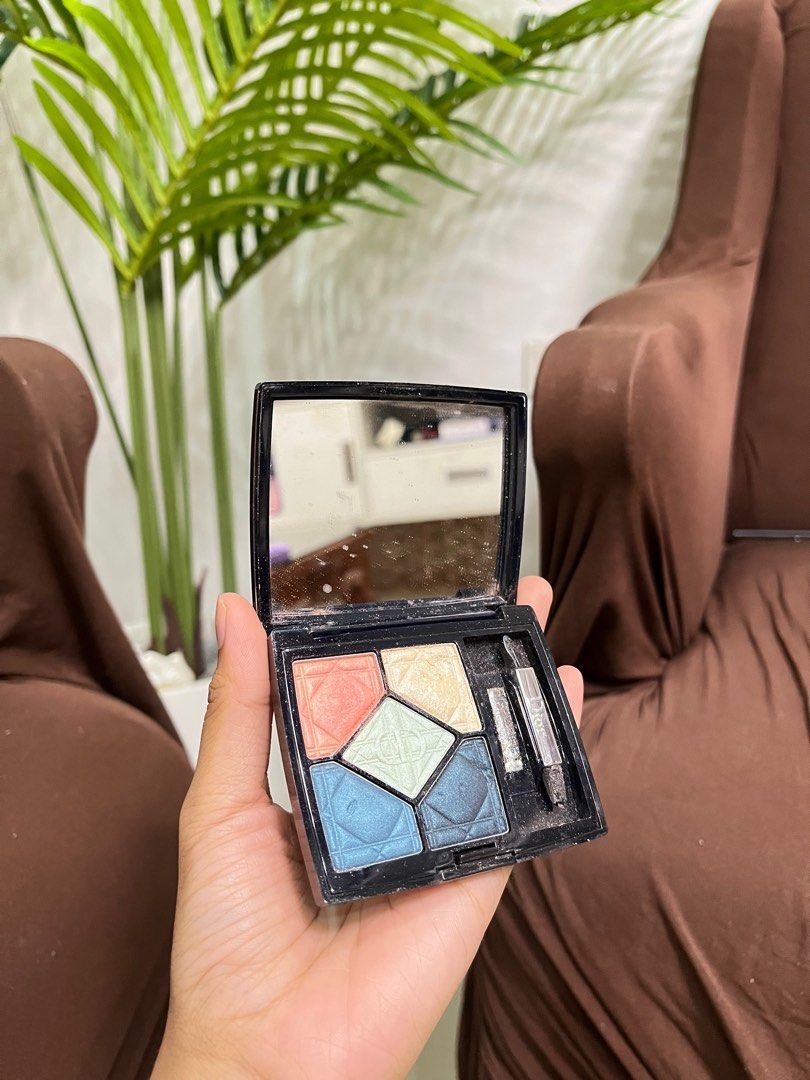 Dior Eye shadow pallet (Category: Makeup) located in Malolos. Submitted by sshoooo (Listing ID 1365038417, Image 2). Description: I actually don't know if when yung expiration date nya since i forgot na din kasi gift lang sakin. Rfs: Decluttering .